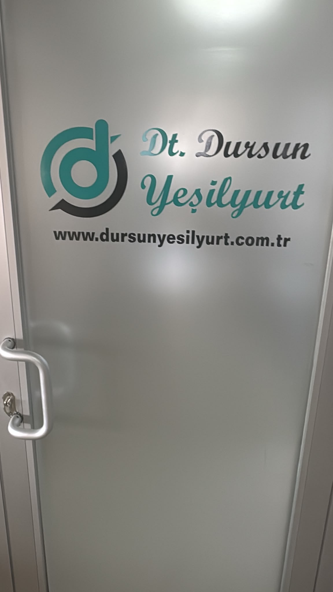 Dt. Dursun Yeşilyurt klinik girişi